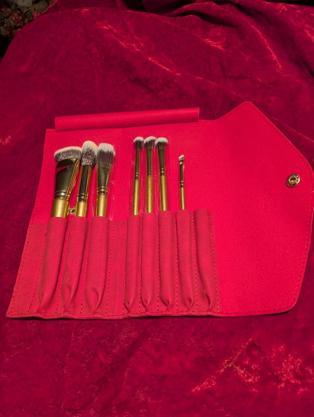 Luxie Professional Pink Makeup Brush Set with Organizer Roll Sets Of 7$